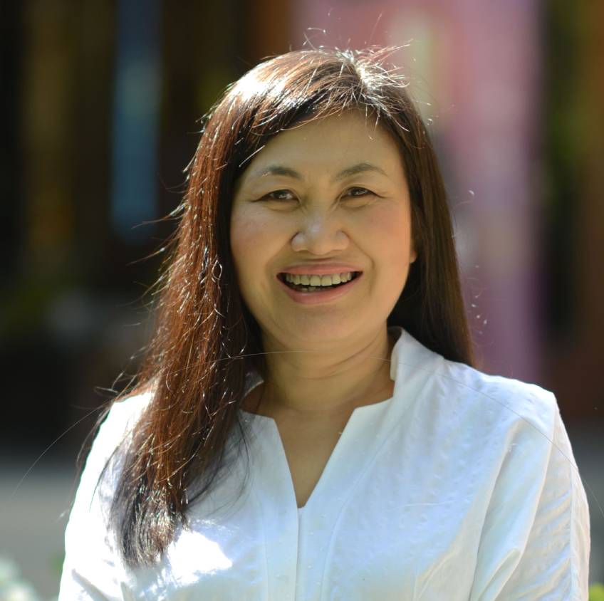 Julia Santoso